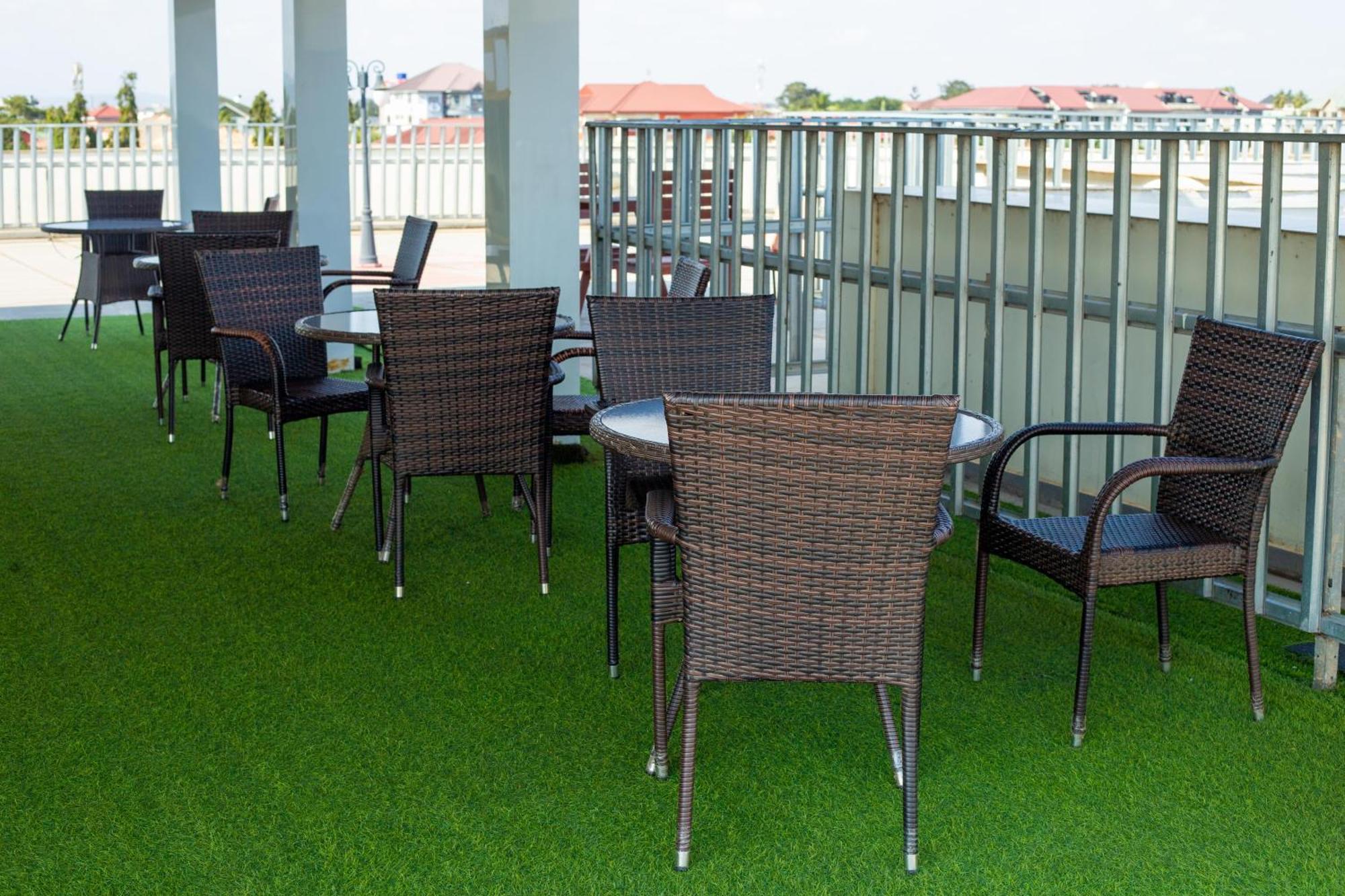 High Level Apartment Haatso Luaran gambar